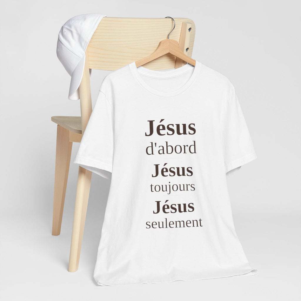 Jesus D'abord Vertical Scripture Tee — French Christian Faith T-Shirt