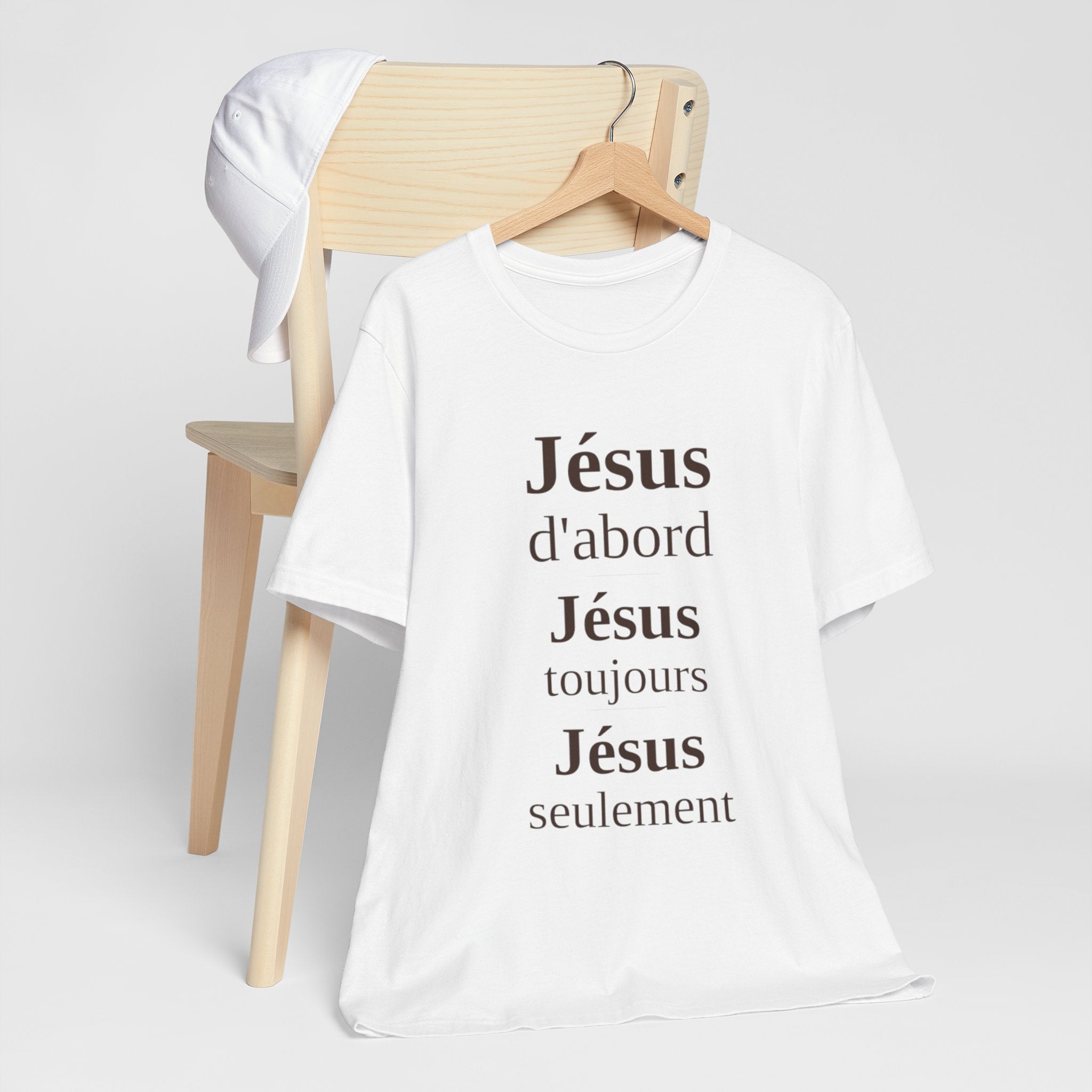 Jesus D'abord Vertical Scripture Tee — French Christian Faith T-Shirt